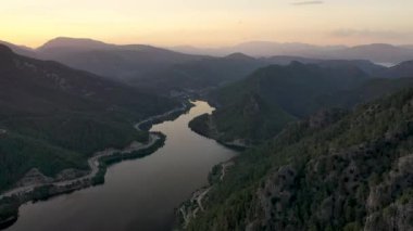 Nehrin üzerinde gün batımı, dağlarda bir dron tarafından filme alındı.