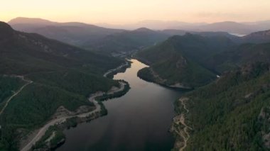 Nehrin üzerinde gün batımı, dağlarda bir dron tarafından filme alındı.