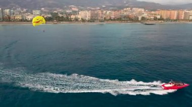 Su sporları paraşütü yapan Türkiye Alanya, İHA ile çekim yaptı