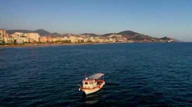 Denizde balıkçı teknesi