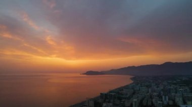 Fırtınada en renkli denizin üzerinde vızıltı