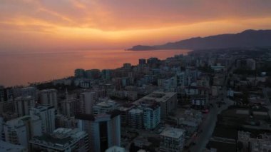 Fırtınada en renkli denizin üzerinde vızıltı