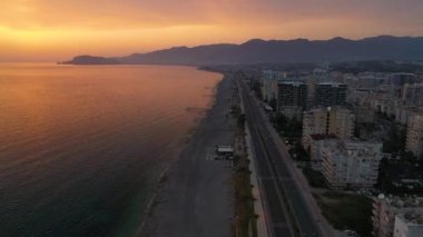 Fırtınada en renkli denizin üzerinde vızıltı