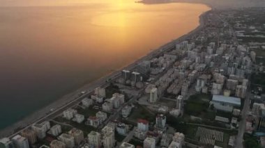 Fırtınada en renkli denizin üzerinde vızıltı