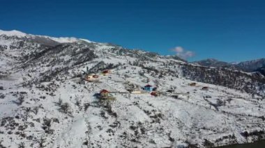 Kışın dağlarda küçük bir köy.