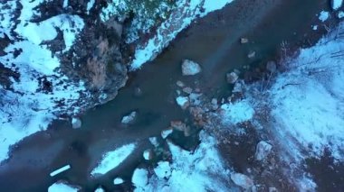 Kışın dağlarda küçük bir köy.