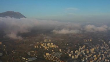 İnsansız hava aracının dağ manzarası