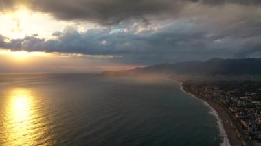 Güzel bir günbatımına uçtu