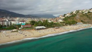 Çocuklar denizin dalgalarında oynarlar