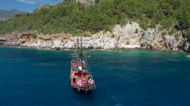 Akdeniz kıyısında bir yat var.