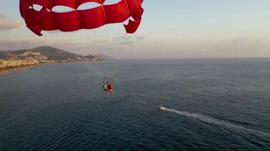 Su sporları paraşütü yapan Türkiye Alanya, İHA ile çekim yaptı