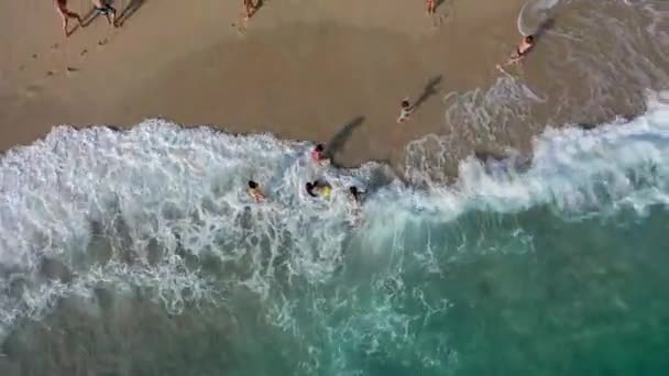 Παιδιά Παίζουν Στα Κύματα Της Θάλασσας — Αρχείο Βίντεο