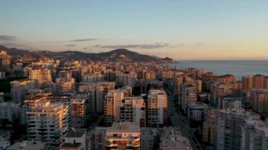 Fırtınada en renkli denizin üzerinde vızıltı