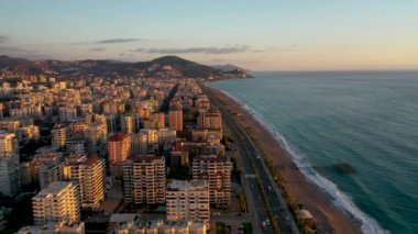 Fırtınada en renkli denizin üzerinde vızıltı