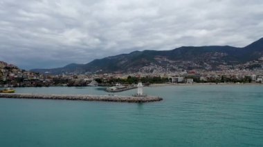 Deniz feneri limanda. Türkiye, Alanya.