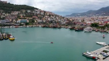 Deniz feneri limanda. Türkiye, Alanya.