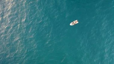 Deniz kıyısında balık tutmak Bir teknede avlanmak