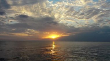 Gün batımında deniz manzarası