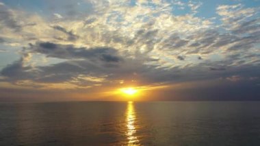 Gün batımında deniz manzarası