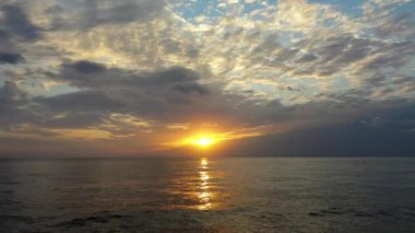 Gün batımında deniz manzarası