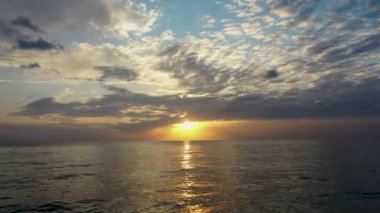 Gün batımında deniz manzarası