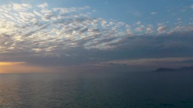 Gün batımında deniz manzarası