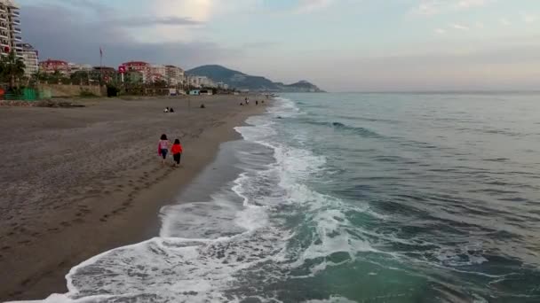 Amigos Caminando Por Playa — Vídeos de Stock