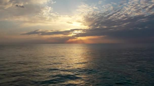Θαλάσσιο Τοπίο Στο Ηλιοβασίλεμα Ημέρα Εναέρια Έρευνα — Αρχείο Βίντεο