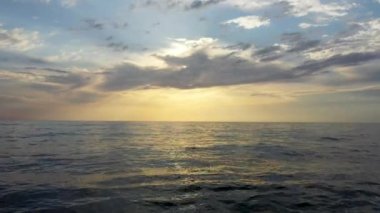 Gün batımında deniz manzarası