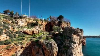 Mavi deniz ve liman kenti arka planıyla Alanya plajı dağ manzaralı.