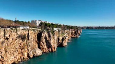 Mavi deniz ve liman kenti arka planıyla Alanya plajı dağ manzaralı.