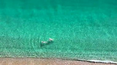 Mavi deniz ve liman kenti arka planıyla Alanya plajı dağ manzaralı.