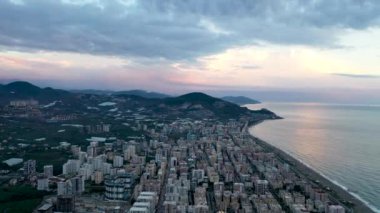 Şehrin üzerinde renkli günbatımı