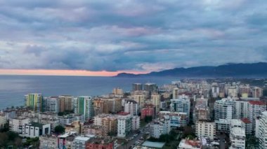 Şehrin üzerinde renkli günbatımı