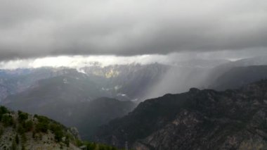 Dağlarda yağmur