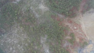 Dağların tepesinde bulut