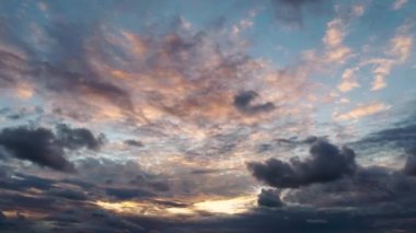 Denizin üzerinde günbatımı uçtu