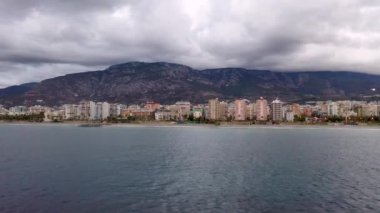 Deniz üzerinde bulutlu gün batımı