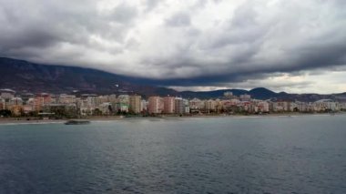 Deniz üzerinde bulutlu gün batımı