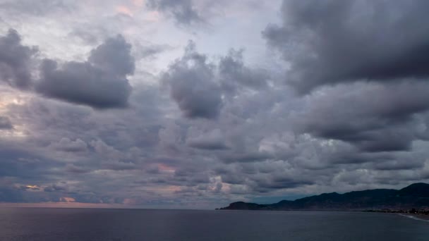 Oblačno Západ Slunce Nad Mořem — Stock video
