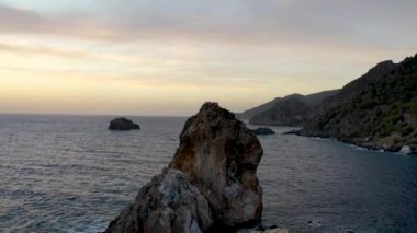 Alacakaranlıkta vahşi sahil