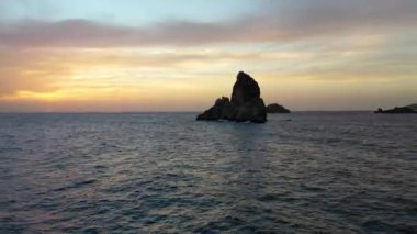 Fırtınada en renkli denizin üzerinde vızıltı