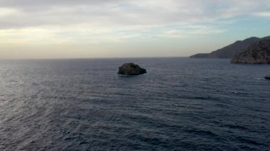 Fırtınada en renkli denizin üzerinde vızıltı