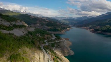 Snatho dağlarında yüksek bir dağ nehri.