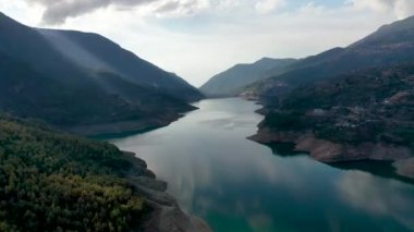 Dağların tepesindeki dağ nehri.