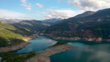 Dağların tepesindeki dağ nehri.