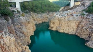 Dağların tepesindeki dağ nehri.