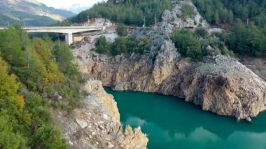 Dağların tepesindeki dağ nehri.