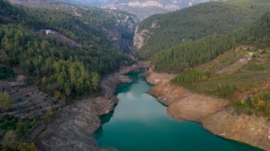 Dağların tepesindeki dağ nehri.