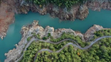Dağların tepesindeki dağ nehri.
